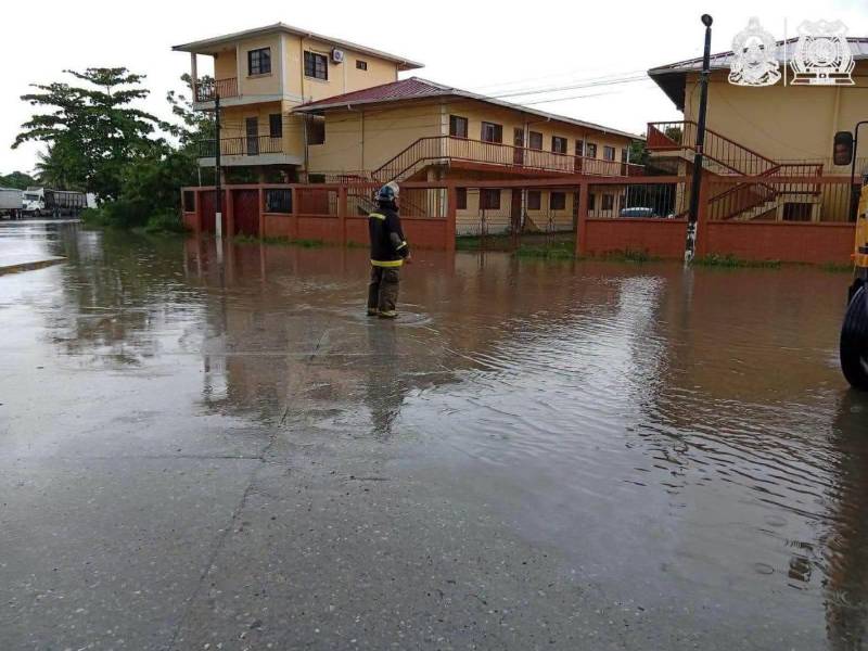 Las lluvias registradas en Puerto Cortés dejaron acumulaciones de agua en varios sectores, por lo que Bomberos y Copeco mantienen vigilancia preventiva ante el riesgo de inundaciones.