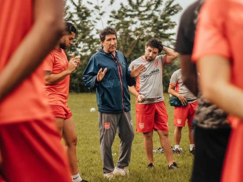 Héctor Vargas y su hijo Eric no seguirán formando parte del cuerpo técnico del Vida.