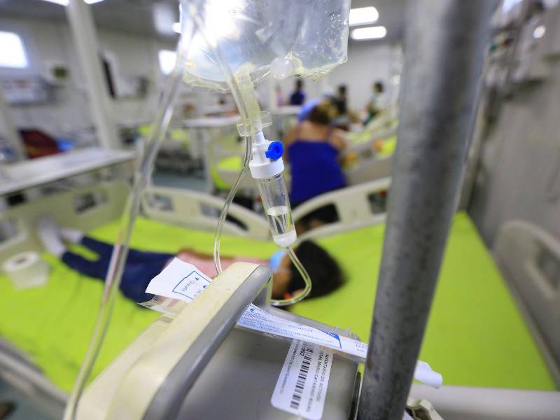 Una niña con síntomas de dengue es atendida en el hospital Mario Rivas en una fotografía de archivo.