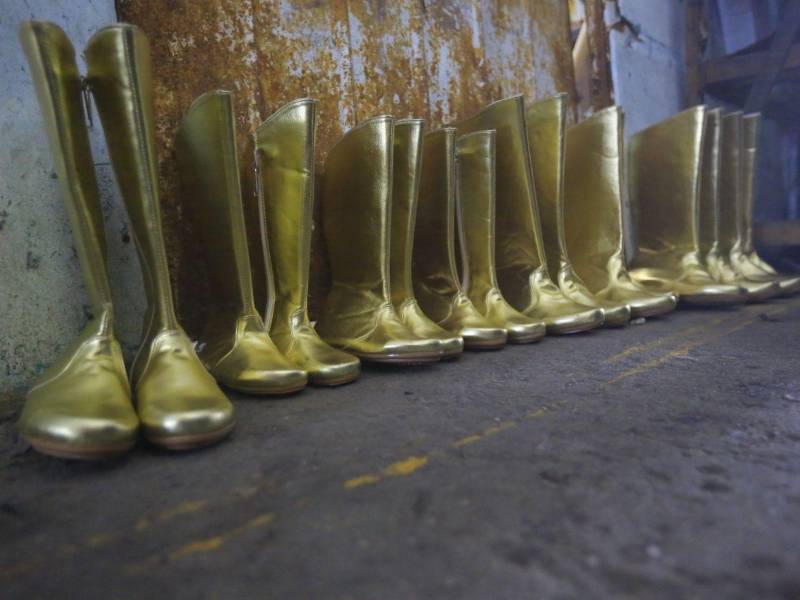 Las fiestas patrias representan un respiro para los artesanos del calzado tras unos meses de bajas ventas, ya que los pedidos de esta temporada les permiten recuperar parte de sus ingresos, cubrir deudas y aliviar su situación económica.