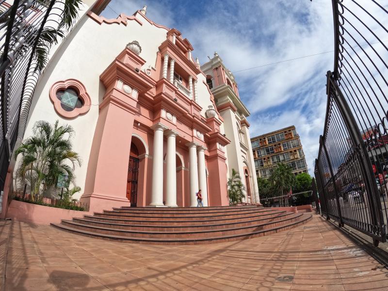 Vista de las instalaciones de la Catedral San Pedro Apóstol, en San Pedro Sula, Cortés, Honduras.