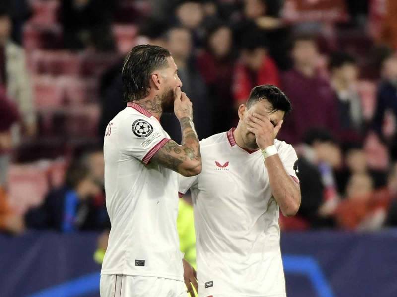 Sergio Ramos y Marcos Acuña se lamentan por la eliminación del Sevilla en la Champions League.