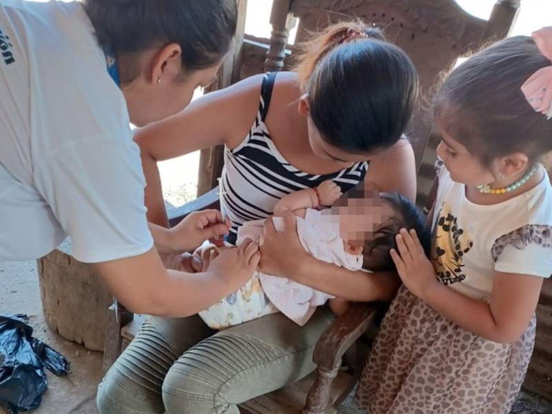 Personal de la Región Sanitaria Metropolitana realiza brigada de vacunación contra el sarampión en una colonia de San Pedro Sula.