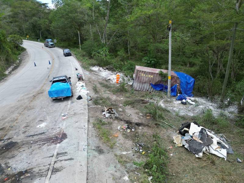Autoridades desplegaron un operativo de casi 24 horas para evitar que el cianuro se esparciera en la carretera CA-4.