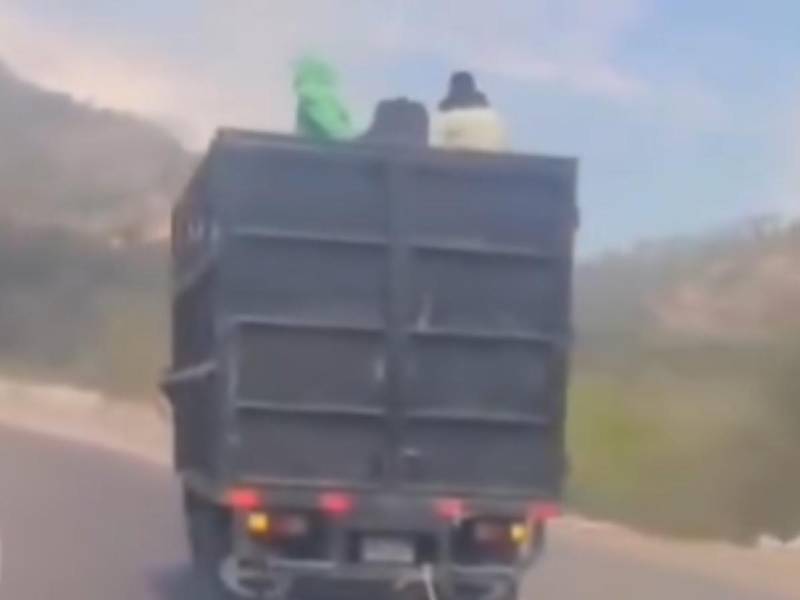 CRUELDAD: Arrastran caballo muerto en la “Cuesta de la Virgen” (Video)