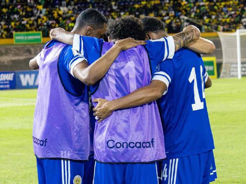 Faltan pocos meses para el Mundial 2026 y las selecciones están afinando detalles para la máxima competencia. Sin embargo, una de ellas sorprendió al confirmar la renuncia de su técnico tras lograr una histórica clasificación.