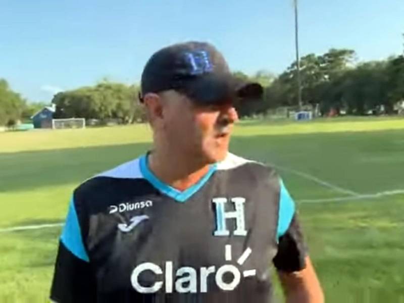Diego Vázquez habló brevemente con los medios y se pronunció sobre los problemas que vive la Selección de Honduras en Estados Unidos.