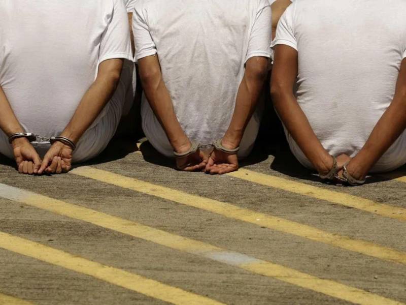 Reforma legal en El Salvador permite cadena perpetua a menores.