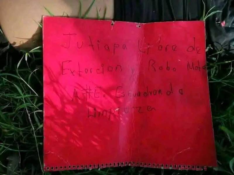 En la escena donde se encontró el cuerpo de un hombre ultimado a balazos en Jutiapa, Atlántida, sus asesinos le dejaron un rótulo.