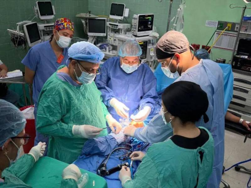 Personal médico realiza cirugías. El gobierno de Honduras busca atender al menos el 80% de los procedimientos pendientes antes de fin de año.