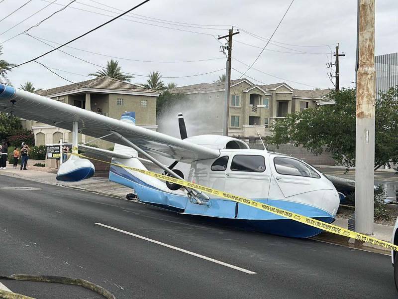 La avioneta quedó sobre la vía pública tras estrellarse en Phoenix, Arizona, mientras equipos de emergencia aseguraban la zona y evaluaban posibles riesgos para la población.