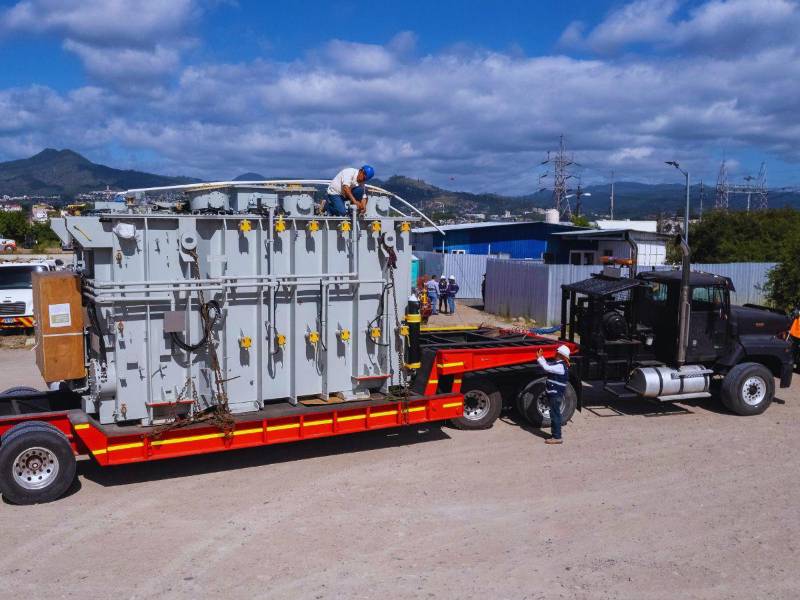 La ENEE avanza en la instalación de nuevos transformadores de alta capacidad para fortalecer el suministro eléctrico en todo el país.