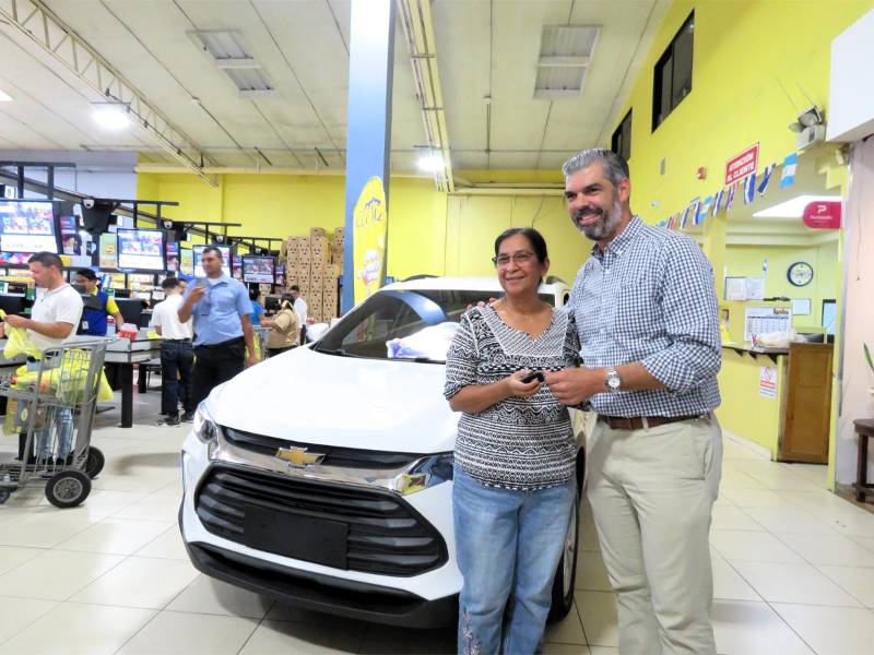 El licenciado Jorge Quintana hizo entrega oficial del vehículo a la feliz ganadora.
