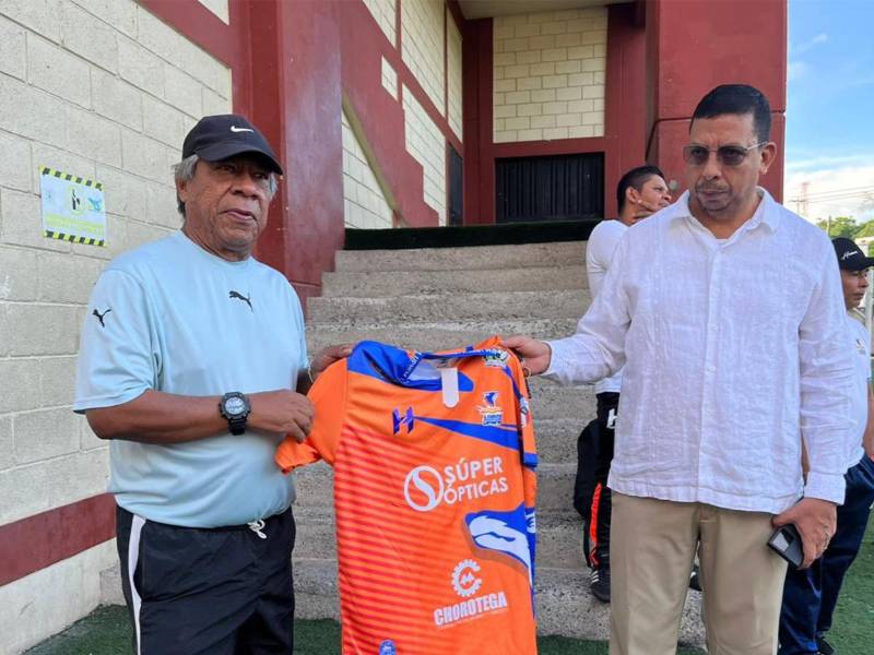 Ramón Maradiaga en el momento que lo presentaba el presidente Darío Cruz de la UPN.