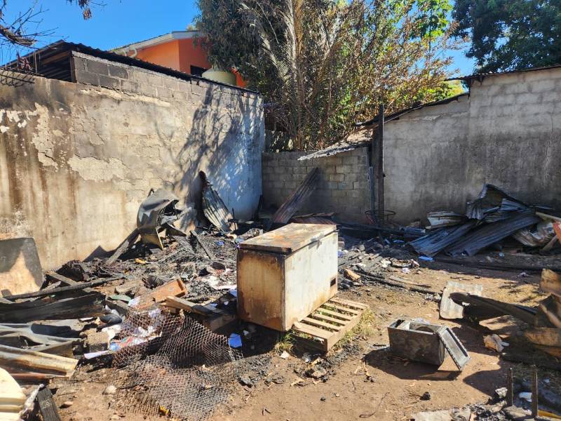 La vivienda de María Montoya quedó reducida a cenizas, en un cuarto dormía la pequeña Siloé quien resultó con quemaduras que terminaron con su vida.