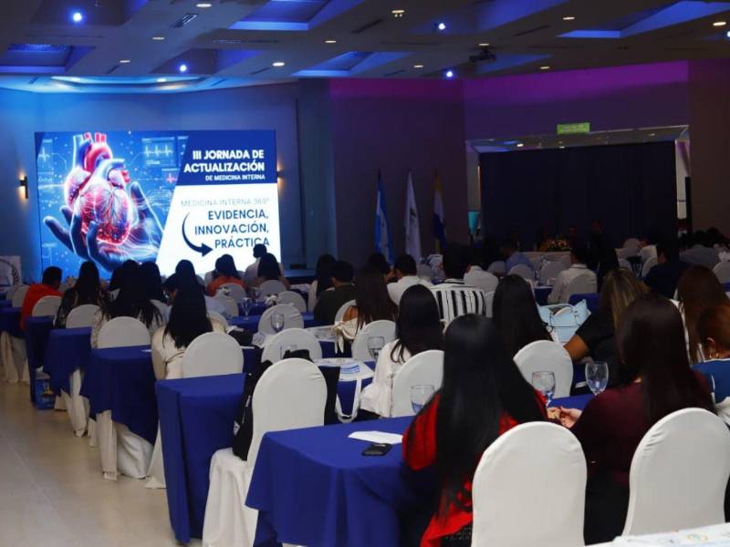 El evento reunió a estudiantes, médicos generales, residentes e internistas en el Club Hondureño Árabe