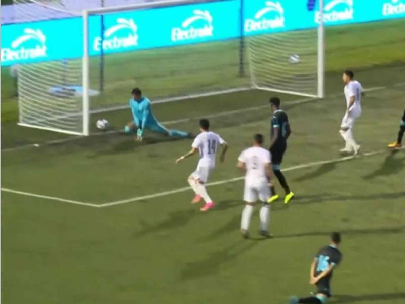 Así se le fue el balón de las manos al portero hondureño Juergen García.