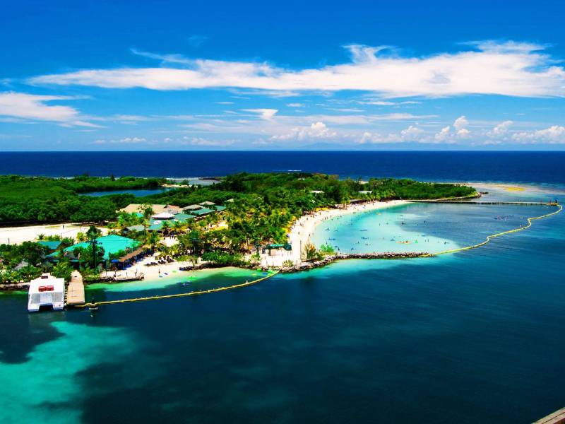 Islas de la Bahía, el departamento insular de Honduras, es por su belleza escénica el sitio favorito de muchos extranjeros que invierten y lo visitan por turismo.