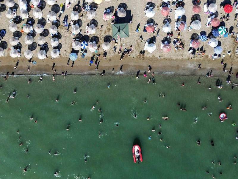Cientos de personas se refugian de la ola de calor en el mar de Mármara, Turquía.