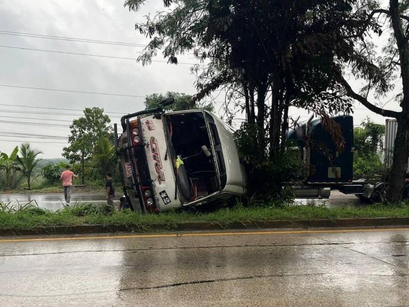 El bue de la empresa Citul quedó en medio de la mediana.
