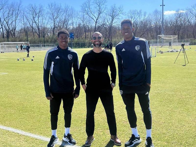 Los dos jugadores Alenis Vargas y Keny Martínez salieron desde San José, Costa Rica, hacia los Estados Unidos con su agente Daniel Solís, y ya firmaron contrato con el Sporting Kansas City.