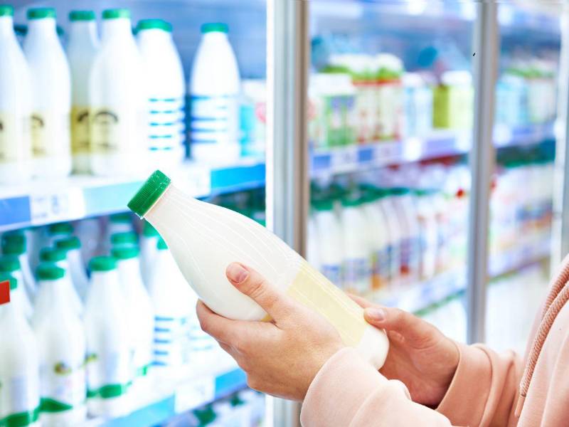 Un lote de leche entera marca Sula en El Salvador fue retirado voluntariamente por Lacthosa el 5 de marzo de 2026 por condiciones inadecuadas de almacenamiento.