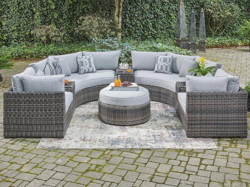 Los muebles con texturas naturales como el ratán y con tonos grisáceos evocan frescura y marcan pauta en la decoración de su patio.