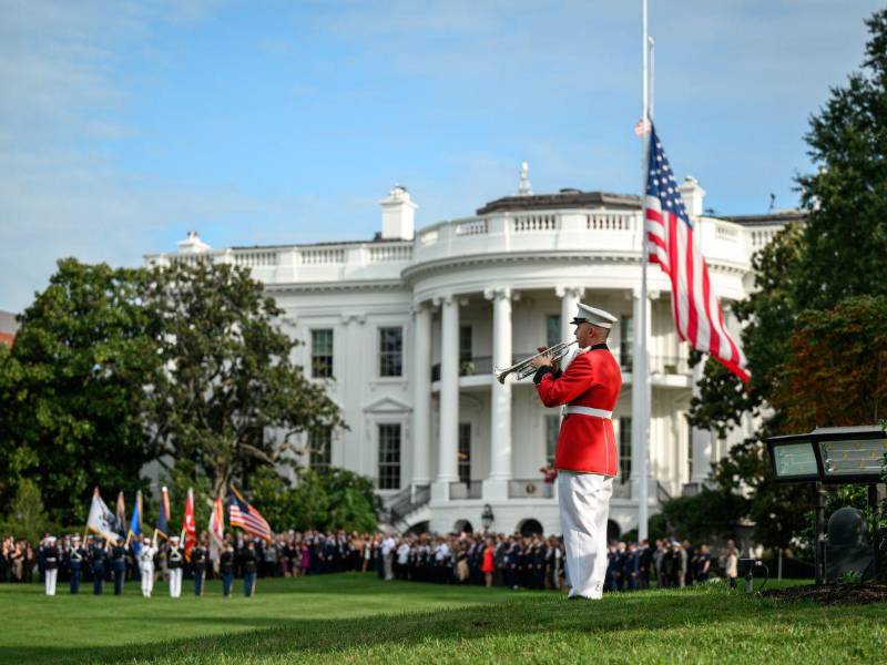 Trump, Melania y el personal de la Casa Blanca en una ceremonia por los atentados del 11S en la Casa Blanca.