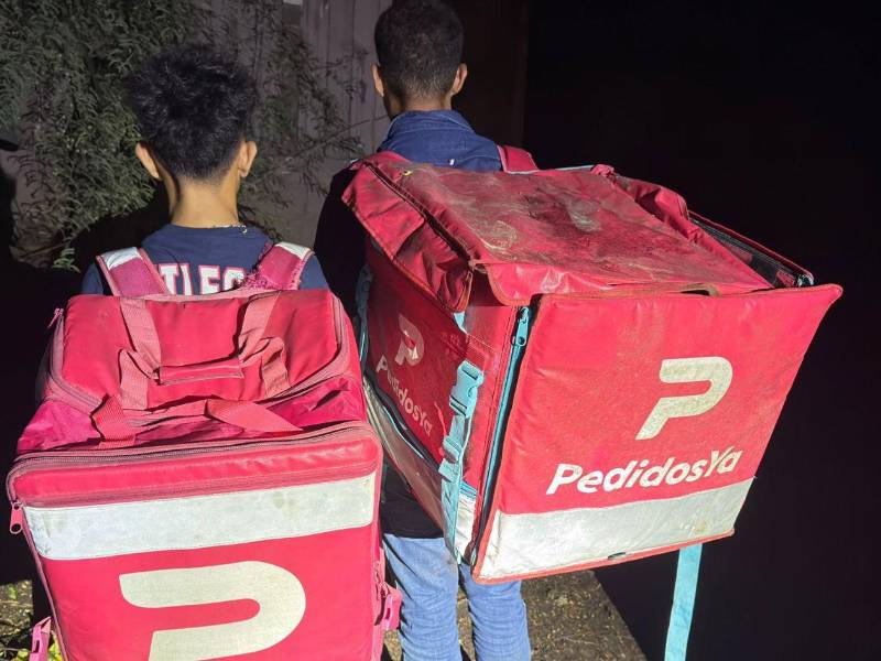 Momentos de la captura de los dos supuestos trabajadores de delivery.