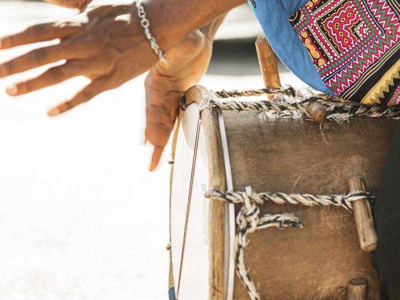 Lengua garífuna es un sistema lingüístico único que combina raíces caribes, arawacas y africanas, con sonidos definidos por oclusivas, nasales y vocales como la ü —presente en palabras como <i>dügü</i>—, además de una estructura gramatical poco común.
