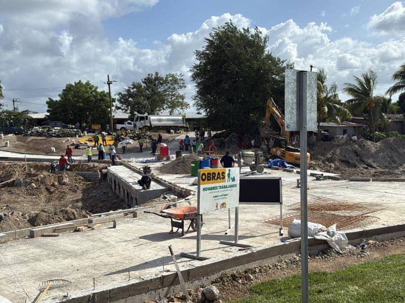 Personal de la municipalidad trabaja en la construcción del vado en la Flor de Cuba, sector Rivera Hernández.