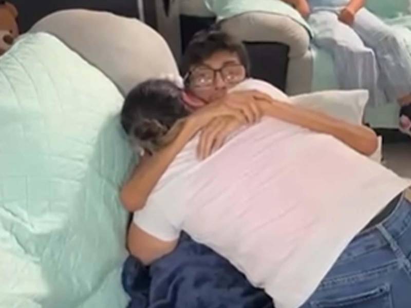 Kevin González se funde en un abrazo con su madre.