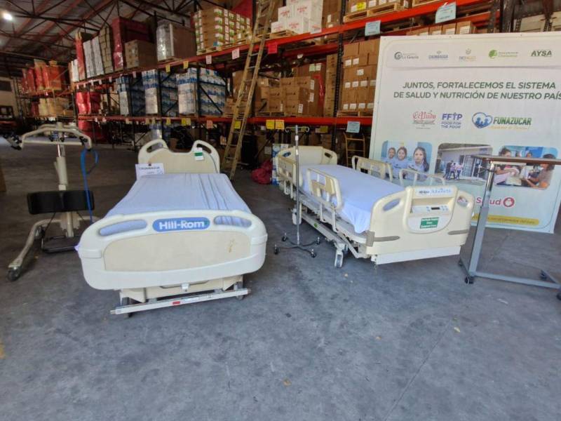Camillas de hospital serán entregadas entre otros equipos médicos a 46 clínicas rurales.