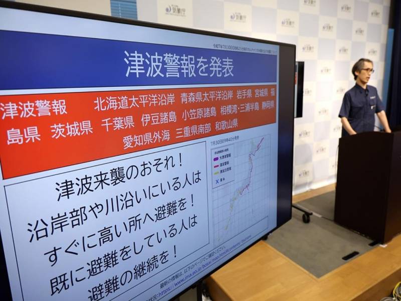 Un funcionario de la Agencia Meteorológica Japonesa ofrece una conferencia de prensa tras un terremoto de magnitud 8,7 que azotó la península rusa de Kamchatka, en Tokio, Japón. EFE