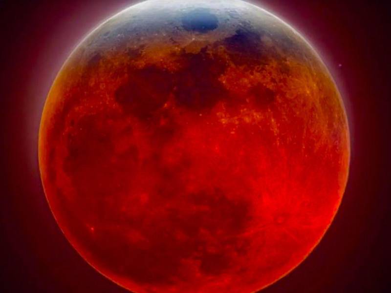 El cielo de Honduras ofrecerá esta noche 27 de agosto y la madrugada del viernes 28 un espectáculo astronómico que promete captar la atención de quienes disfrutan de observar el firmamento: un eclipse lunar parcial con una magnitud del 93 %, por lo que estará muy cerca de ser total.