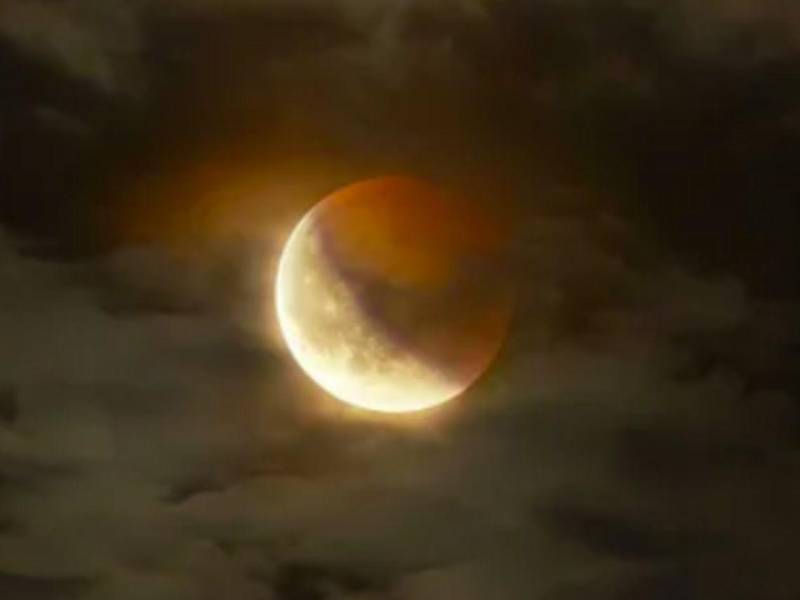La Luna será protagonista del cielo hondureño la noche de este jueves 27 de agosto, cuando se registre un eclipse parcial lunar que podrá ser observado en gran parte del continente americano; sin embargo, la visibilidad del mismo podría verse afectado, anunció el Comité Permanente de Contingencias (Copeco).