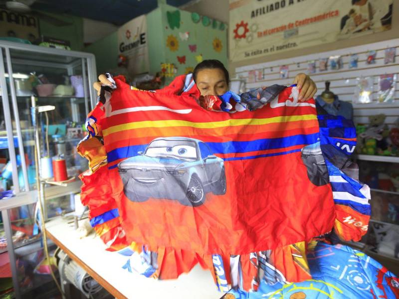 En el taller se confecciona prendas de vestir, realiza arreglos y modificaciones, y elabora fundas, juegos de cameritas y edredones acolchados, con acabados medidos e hilvanados a mano.