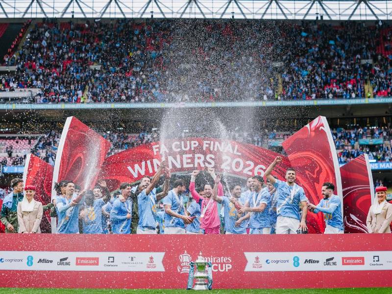 Los jugadores del Manchester City celebrando con la copa de campeones de la FA Cup.