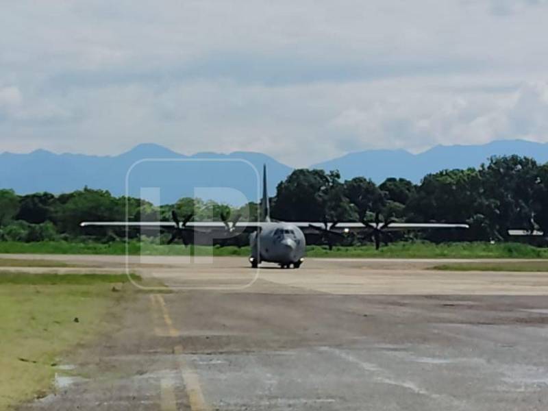 Dos vuelos trasladaron a 166 hondureños deportados de Estados Unidos al aeropuerto Ramón Villeda Morales. Uno de ellos, era un avión militar.