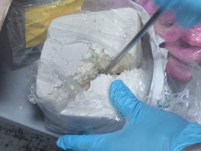 Autoridades extraen la supuesta droga en bloque de quesom que iba rumbo al extranjero.