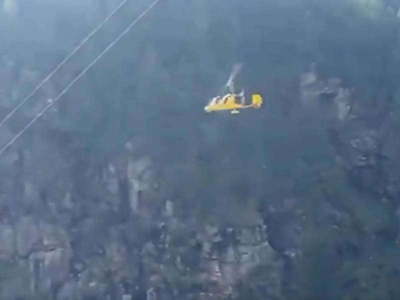 Video del momento en que aeronave impacta contra cables de teleférico en Italia