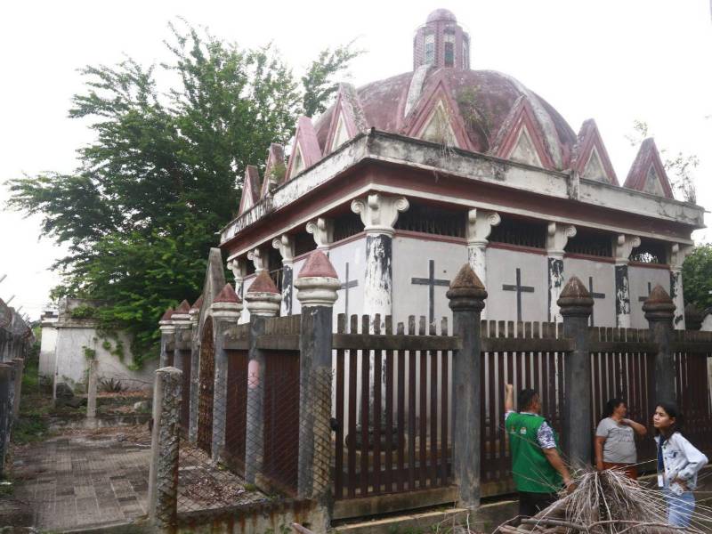 Caminar entre las sepulturas del Museo a Cielo abierto, es encontrarse con distintas épocas de San Pedro Sula. Las familias poderosas que descansan como Carlos Miselem quien vivió entre los años 80 y 90, dejaron su huella en la historia de la ciudad. Sus mausoleos y esculturas aún revelan el poder económico y las diferencias sociales que existían.