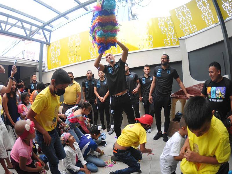 La Selección Nacional de Honduras tuvo el gran gesto este domingo en horas de la mañana de compartir con los pequeños de la Fundación Hondureña Para el Niño con Cáncer.