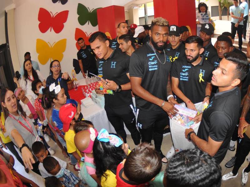 Jorge Álvarez, Benguché, Edwin Rodríguez y Denil Maldonado en el momento que entregaban obsequios.