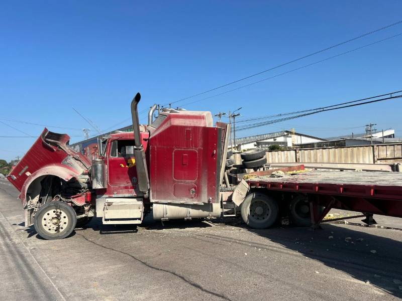 Una de las rastras impactó en la parte trasera de la otra.