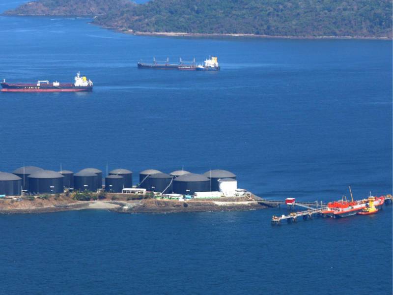 Latinoamérica ajusta tasas en medio de la guerra en Oriente Medio y volatilidad del crudo. Fotografía de tanques de almacenamiento de combustible en Isla Melones (Panamá).
