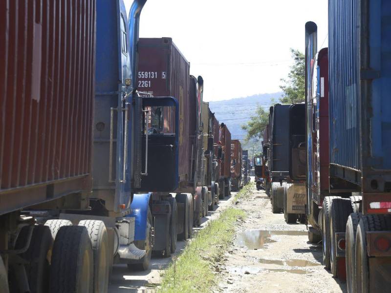 Transportistas esperan en largas filas para ingresar a Puerto Cortés.