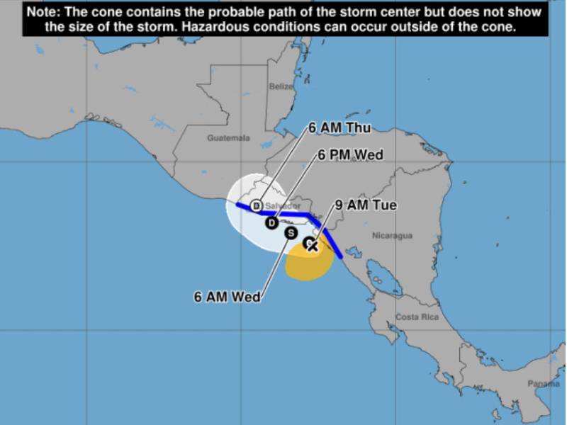 La imagen muestra el cono de trayectoria previsto para la tormenta tropical Cristina sobre el Pacífico de Centroamérica. El centro del sistema aparece frente a las costas de Nicaragua y El Salvador, con una ruta proyectada hacia el oeste-noroeste, cercana al litoral salvadoreño y al golfo de Fonseca. El mapa indica que Cristina podría debilitarse gradualmente entre el miércoles y el jueves.