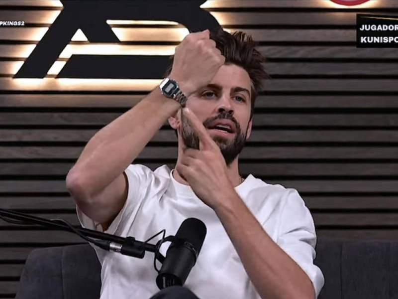 Gerard Piqué mostrando el reloj Casio que le regalaron.