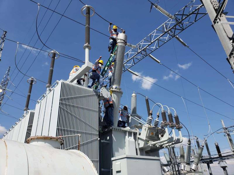 Empleados de la Enee trabajando en una subestación de la estatal de energía. Archivo